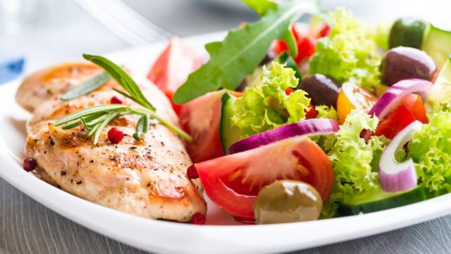 Salade de légumes et poisson dans un régime protéiné