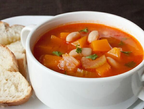 La soupe de céleri est un plat copieux dans un régime de perte de poids sain