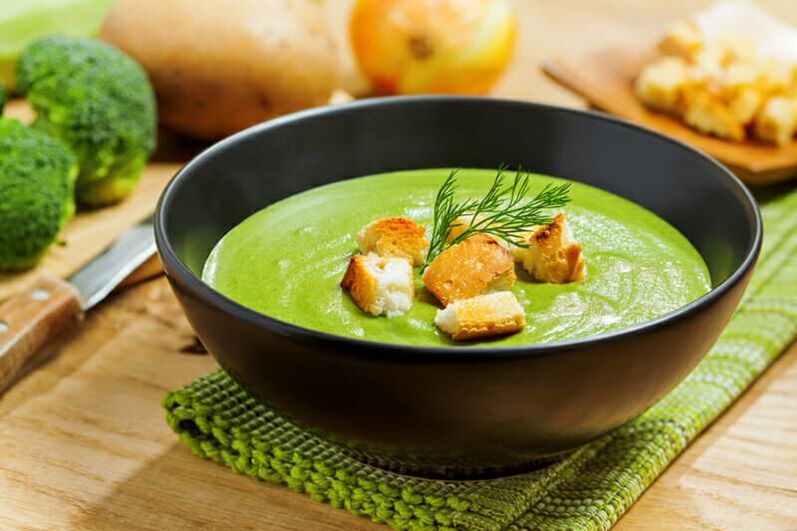 Soupe à la crème de brocoli dans le menu nutritionnel pour perdre du poids