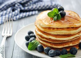Vous pouvez prendre le petit-déjeuner, suivre le régime au kéfir et déguster de délicieuses crêpes pour perdre du poids. 