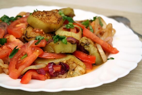 Le régime Maggi se compose d'une salade verte saine et d'aubergines bouillies. 