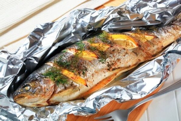 Suivez le régime Maggi, faites griller du poisson dans du papier d'aluminium pour le dîner